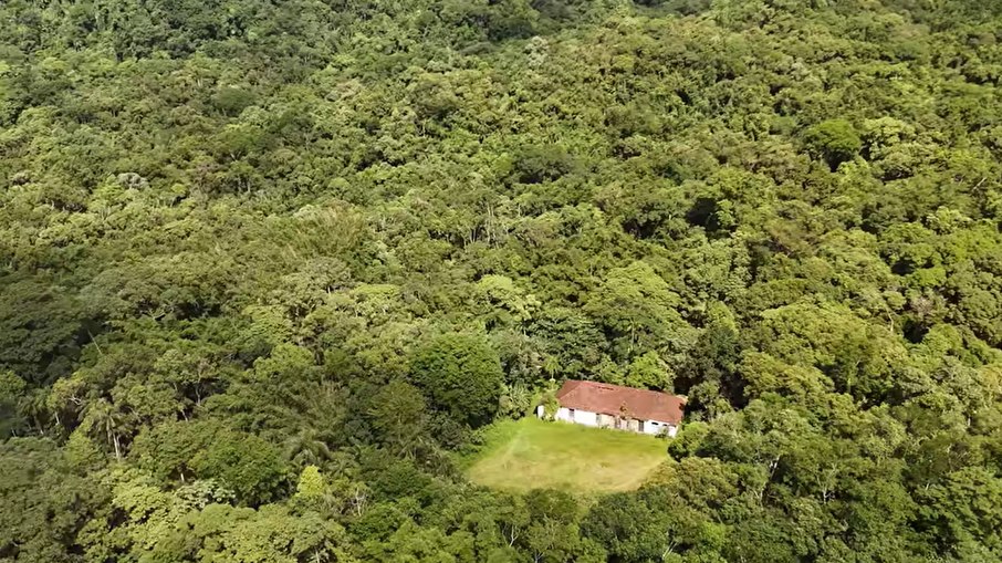 Casarão isolado no meio da Serra do Mar Casarão isolado no meio da Serra do Mar