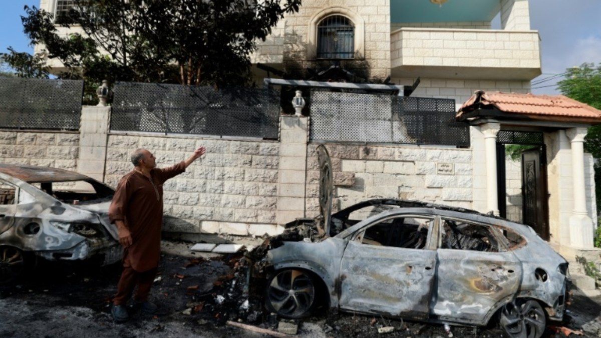 Povoado palestino em choque após violenta incursão de colonos israelenses