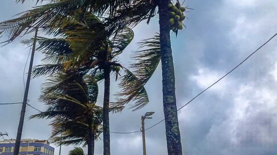 Mesmo com retorno ao estágio 1, chuva ainda atinge o Rio nesta quinta-feira (18) Mesmo com retorno ao estágio 1, chuva ainda atinge o Rio nesta quinta-feira (18)
