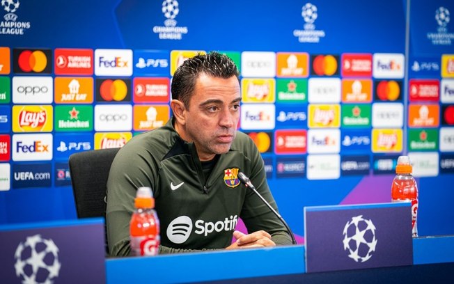 Xavi tira foco sobre sua saída e reforça metas do Barcelona