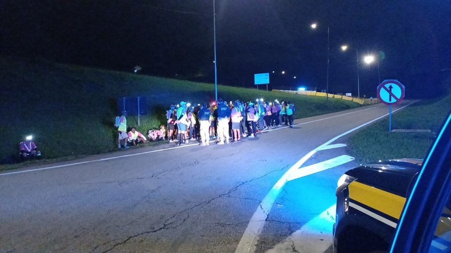 Peregrinos na Rodovia Presidente Dutra Peregrinos na Rodovia Presidente Dutra