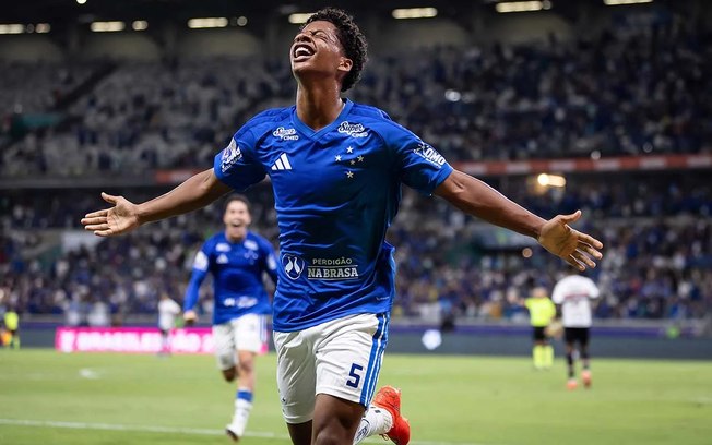Zé Lucas corre para comemorar o gol que fechou a vitória do Cruzeiro por 2 a 0 sobre o São Paulo. Foi o seu primeiro como profissional
