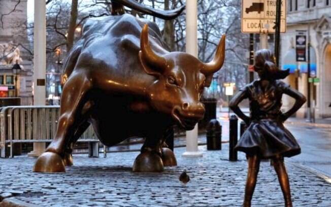 Em frente ao touro de Wall Street foi colocada a estátua de uma garota, em protesto por mais mulheres em cargos altos
