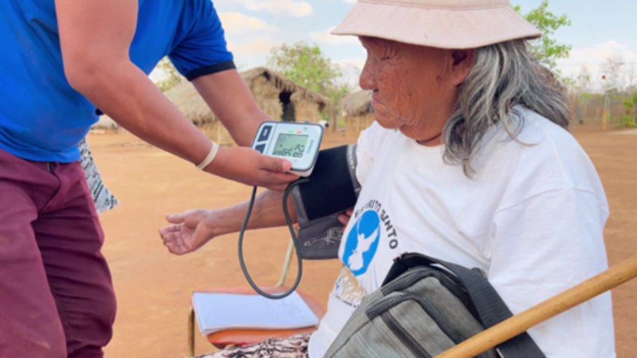 A anciã da aldeia Xavante tem perda da visão em razão da diabetes