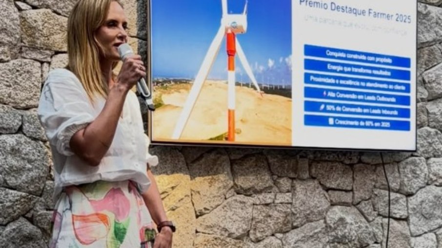 Carol Fantinati, fundadora da Nexvie Energia, durante atendimento a cliente sobre soluções de geração distribuída
