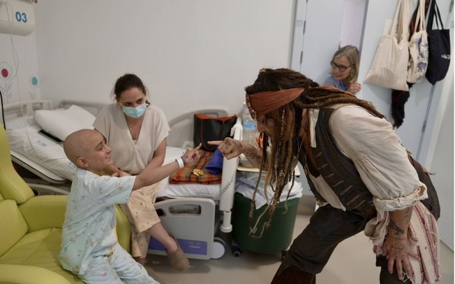 Johnny Depp aparece como Jack Sparrow em visita a hospital infantil em Madri, na Espanha Johnny Depp aparece como Jack Sparrow em visita a hospital infantil em Madri, na Espanha