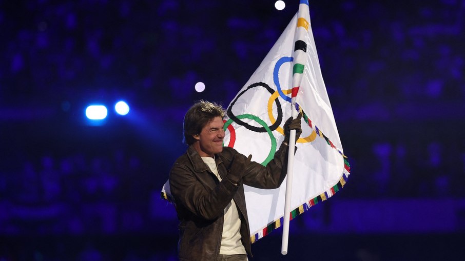 Tom Cruise carrega a bandeira olímpica