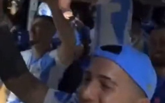 Wesley Fofana, zagueiro francês do Chelsea, condena música cantada pelos argentinos “racismo desinibido”