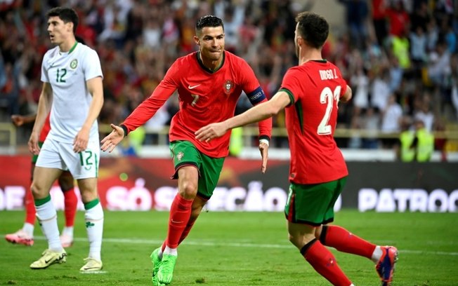 O atacante Cristiano Ronaldo comemora o segundo gol de Portugal com o companheiro Diogo Jota durante o amistoso Portugal-Irlanda, no Estádio Municipal de Aveiro, no dia 11 de junho de 2024