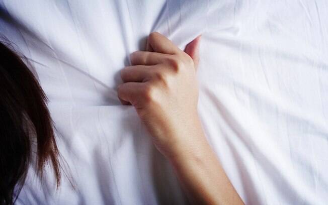 Sexóloga explica que dormir de barriga para baixo aumenta as chances de sentir um orgasmo durante o sono