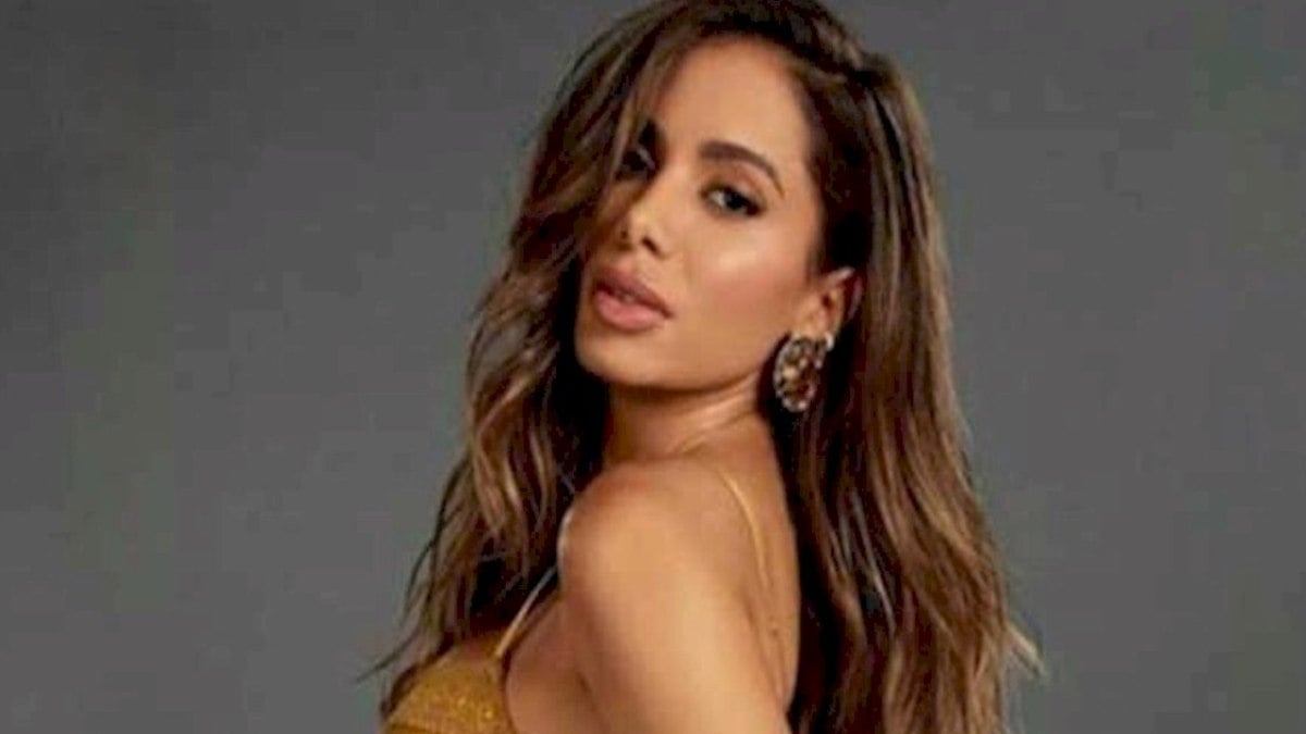 Anitta reclama que não pratica sexo: 'Só trabalho e estresse'