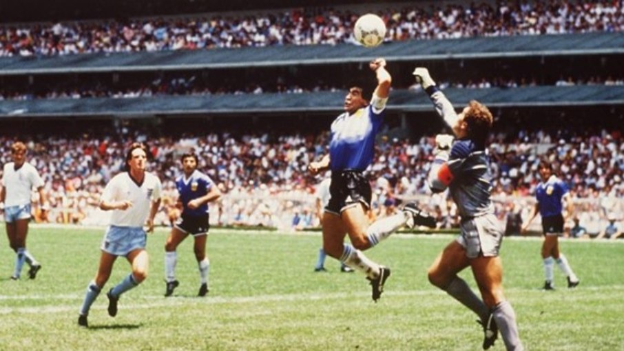 Maradona e o goleiro Peter Shilton no lance “mano de dios”