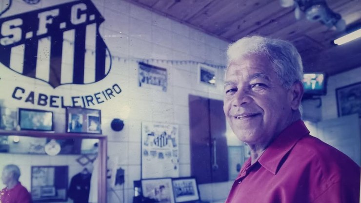 Santos lamenta morte de barbeiro que criou o topete de Pelé