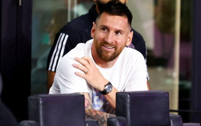Messi ou Haaland? Guardiola se esquiva e sugere Bola de Ouro só para Messi Messi ou Haaland? Guardiola se esquiva e sugere Bola de Ouro só para Messi