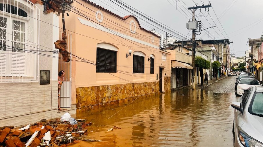 Durante a tempestade, foi registrado um acidente entre um carro e uma motocicleta