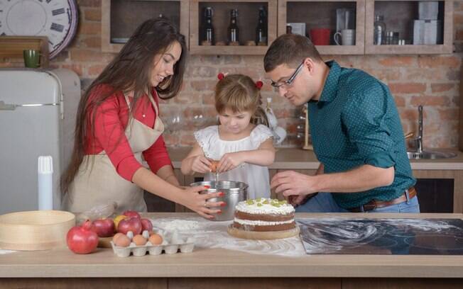 Incentivar a criança a cozinhar ao lado dos pais é uma boa maneira de acabar com o dilema 