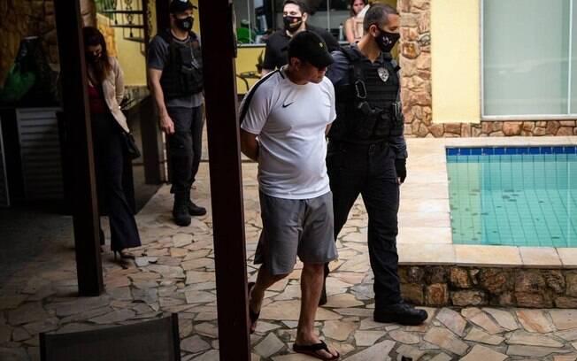 Leonardo Gouvea da Silva , o Mad, é conduzido por um agente logo após ser preso