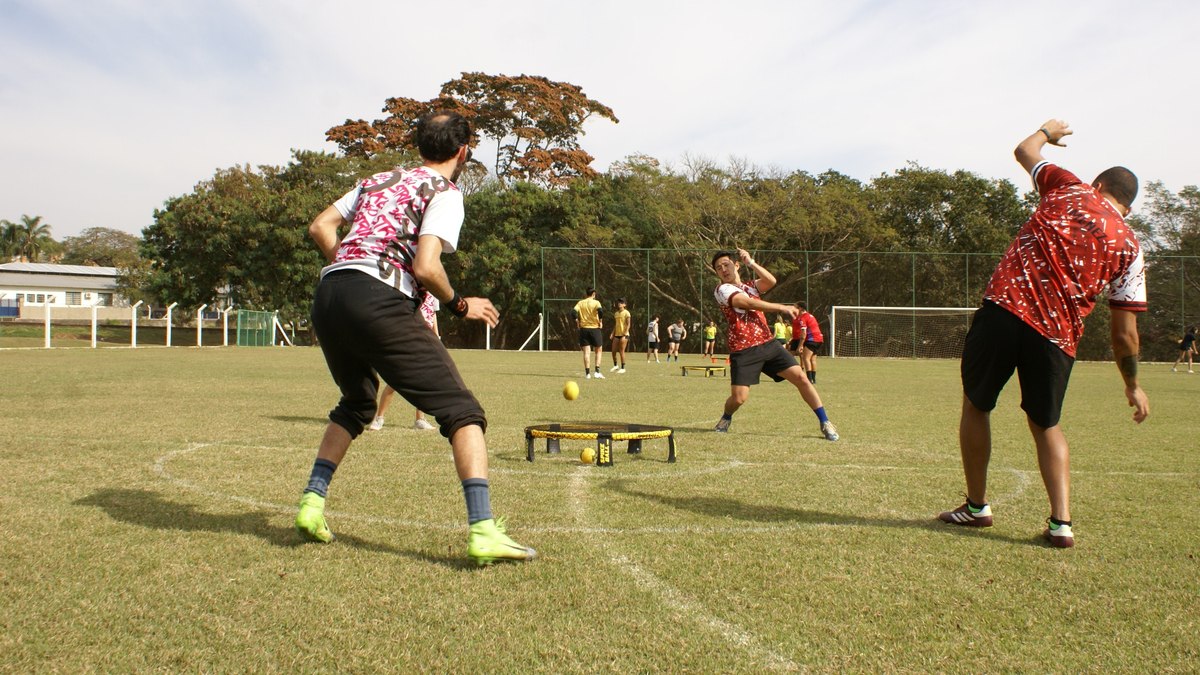 Atletas de Roundnet durante Grand Slam de Vinhedo