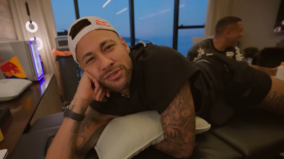 Neymar fala em dificuldades em vídeo postado em canal oficial 