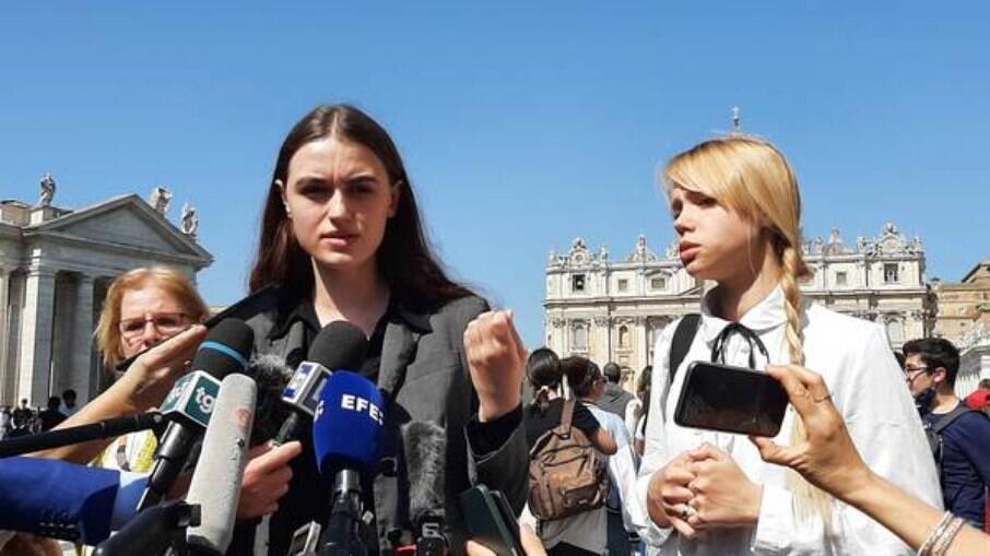 Yulya Fedosiuk e Kateryna Prokopenko falam com jornalistas após encontro com Papa