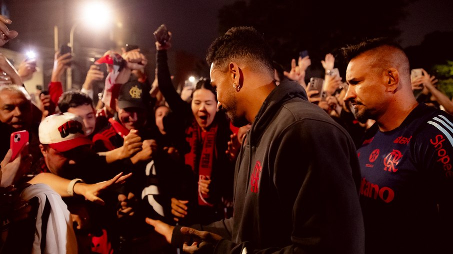 Danilo com a torcida do Flamengo em frente ao hotel, em Lima