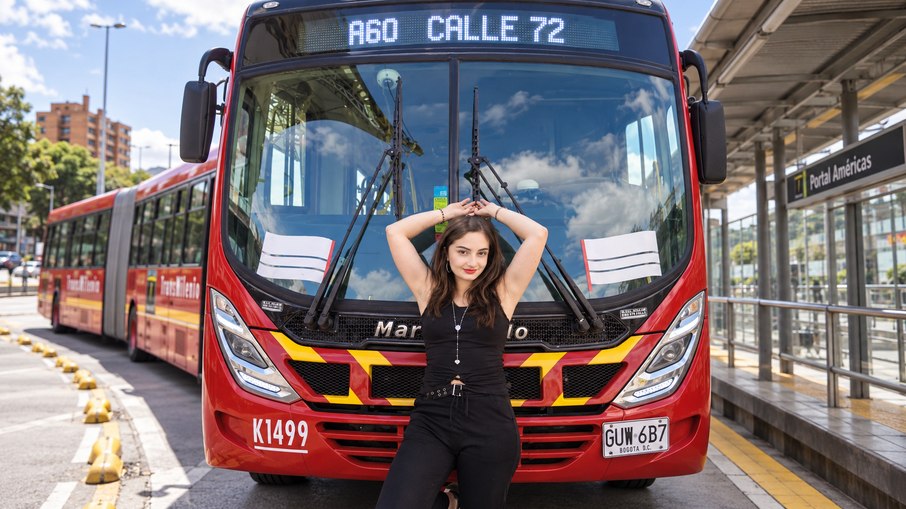 Yeline Lizbeth Patiño se casou com a linha A60/F60 do TransMilenio, sistema de ônibus de Bogotá Yeline Lizbeth Patiño se casou com a linha A60/F60 do TransMilenio, sistema de ônibus de Bogotá