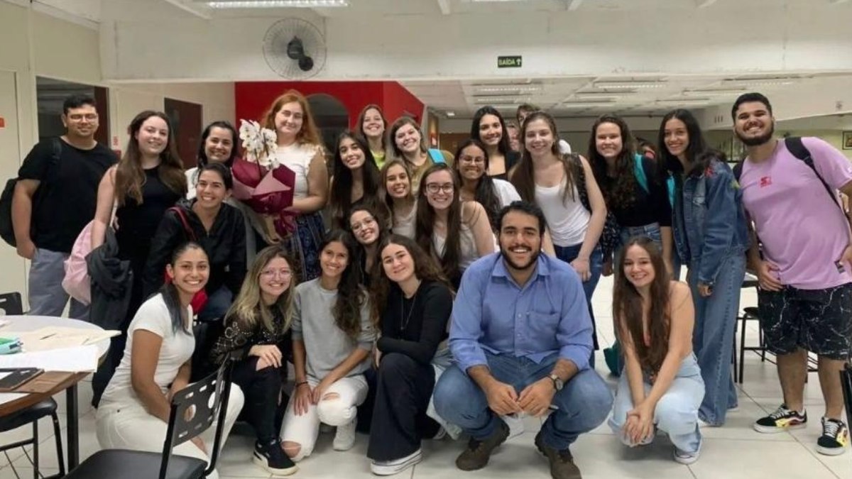 Universitária recebe homenagem de outros alunos na faculdade