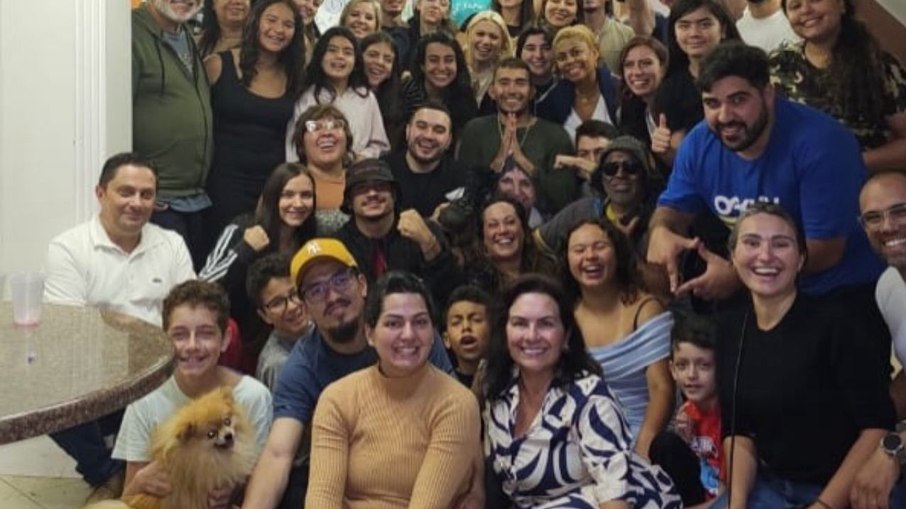 Família e amigos receberam Robertos após alta hospitalar