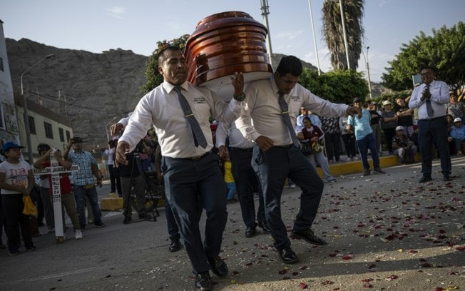 Os 'dançarinos da morte' em seu cortejo fúnebre na cidade de Huacho, Peru, em 2 de maio de 2024