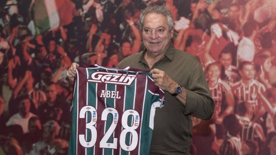 Abel Braga comemora chegada de mais um reforço no Fluminense