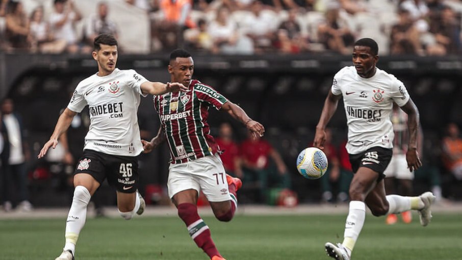 Corinthians atropelou o Fluminense na tarde deste domingo