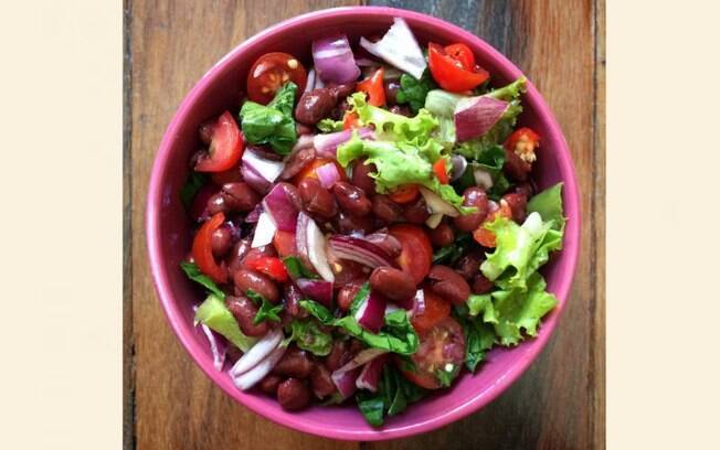 Foto da receita Salada de feijão vermelho pronta.
