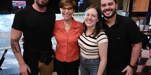 Renata Lo Prete se diverte e canta em karaokê durante festa