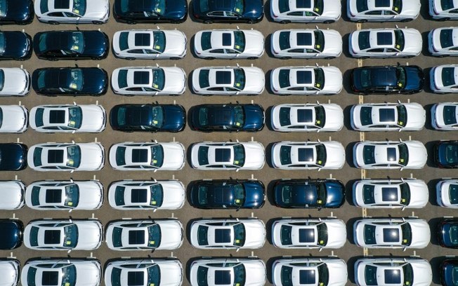 Veículos BMW recém-fabricados estacionados em uma fábrica em Shenyang, no nordeste da China, em 28 de junho de 2024