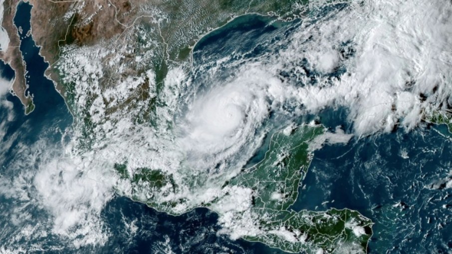 O furacão Milton passa pelo Golfo do México em 6 de outubro de 2024, em imagem cortesia da NOAA e RAMMB