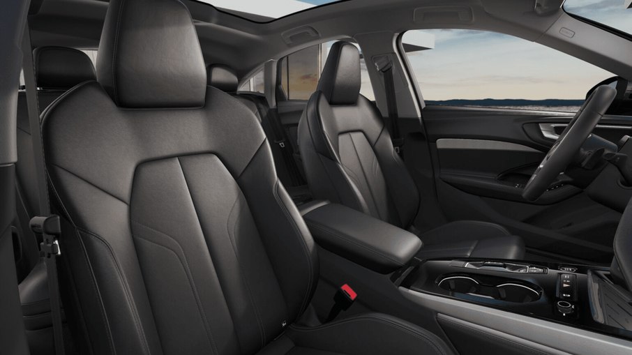 Linha 2026 do Audi A5 mantém bancos esportivos com ajustes elétricos, acabamento refinado e teto solar panorâmico.