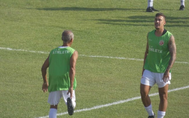 Romário e Romarinho em aquecimento antes de jogo do América-RJ