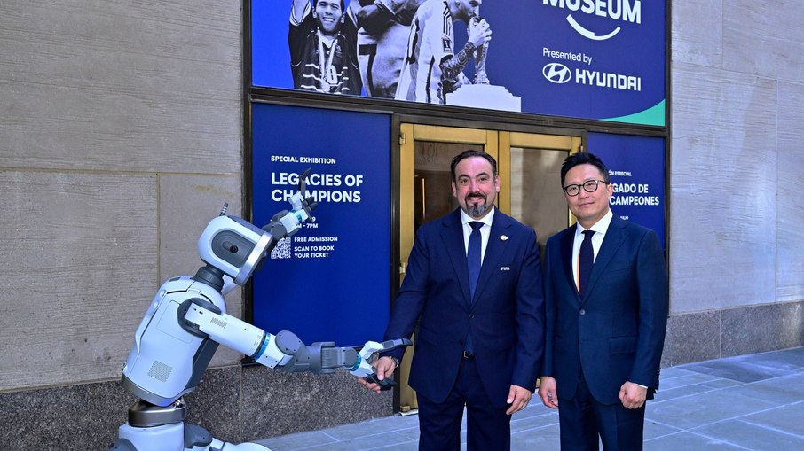 Os executivos Sungwon Jee e Marco Fazzone, Diretor Executivo do Museu da FIFA  com o robô que fará parte da exposição