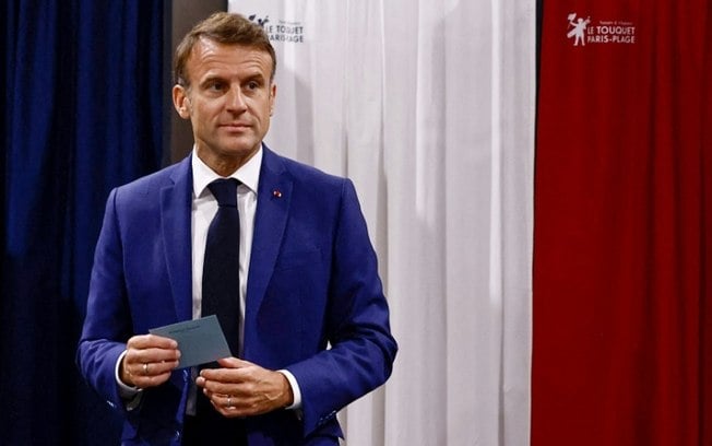 O presidente francês, Emmanuel Macron, vota em Le Touquet, noroeste da França, no primeiro turno das eleições legislativas de 30 de junho de 2024