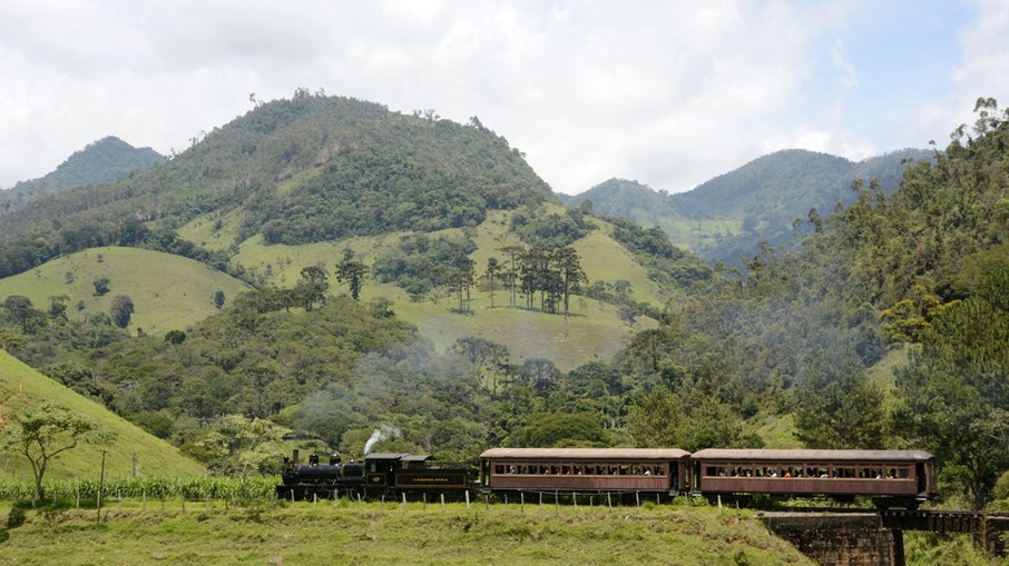 Maria Fumaça passando pela Serra da Mantiqueira em Minas Gerais