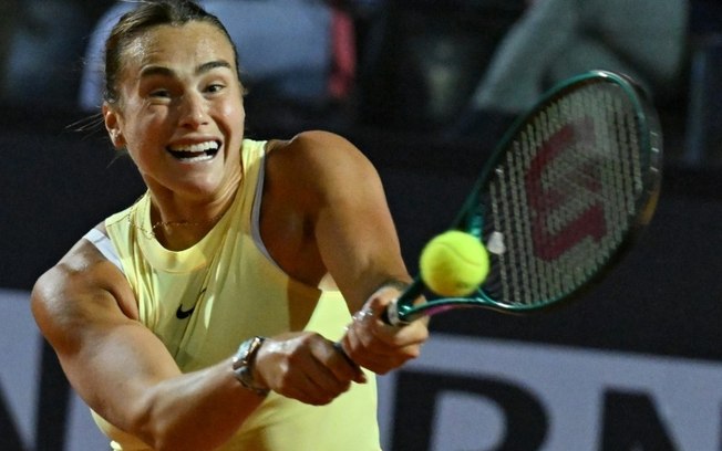 Aryna Sabalenka durante a partida de oitavas de final do WTA 1000 de Roma contra a ucraniana Elina Svitolina nesta segunda-feira