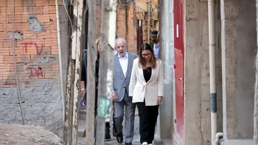 Lula e a primeira-dama Janja caminham na Favela do Moinho Lula e a primeira-dama Janja caminham na Favela do Moinho