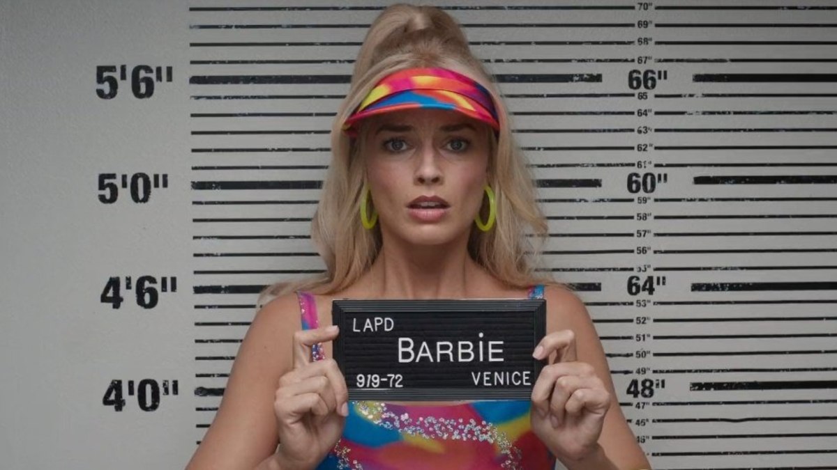 Barbie é presa e assediada na vida real em novo trailer; vídeo