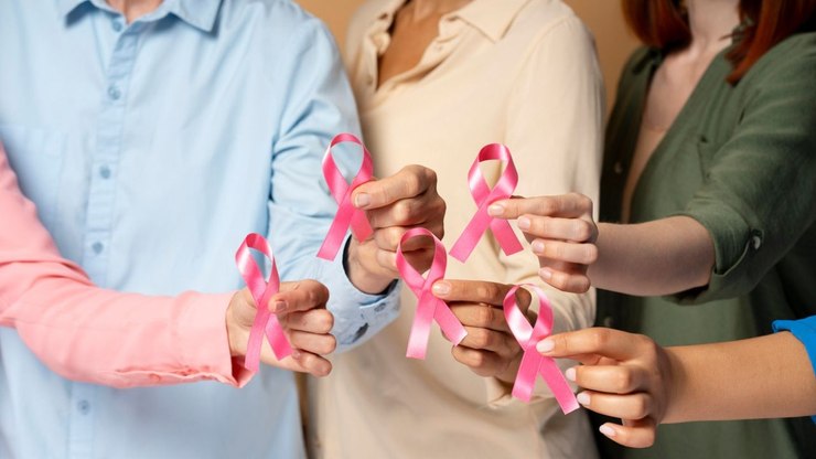 Outubro Rosa: médico esclarece mitos sobre silicone e câncer de mama