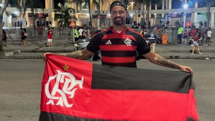 Goleiro Bruno é tietado por torcedores no Maracanã em Fla x Inter