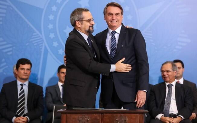 Jair Bolsonaro disse que, por enquanto, manterá Abraham Weintraub no cargo, apesar da crise do Enem