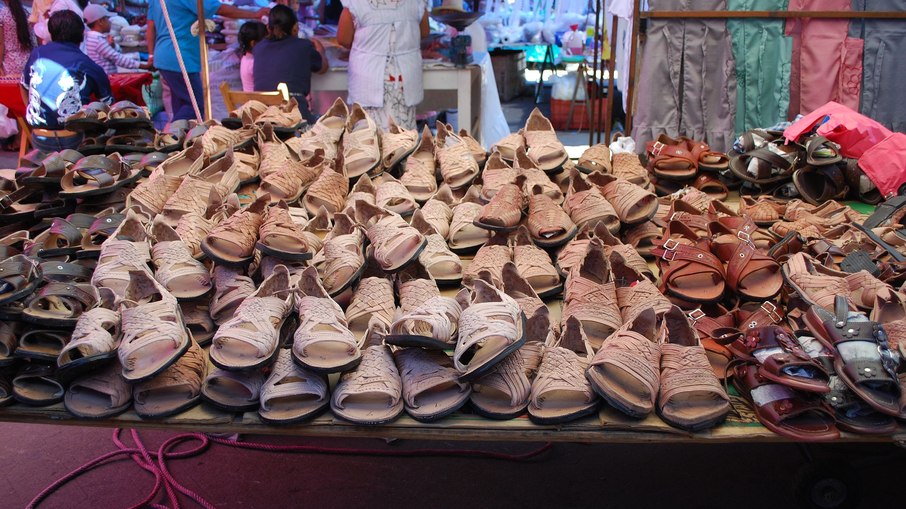 Sandálias huaraches à venda em mercado de Oaxaca, México