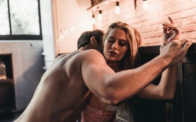 Algumas posições sexuais podem ajudar você e seu parceiro na hora de colocar as fantasias sexuais em prática na cama
