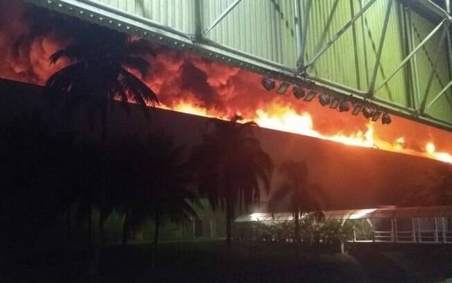 Incêndio de grandes proporções atingiu um dos pavilhões do Riocentro, o maior centro de convenções do País
