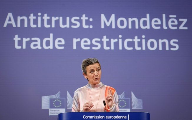 A Comissária Margrethe Vestager fala durante a coletiva de imprensa que anunciou a multa europeia para o Grupo Mondelez em 23 de maio de 2024, em Bruxelas